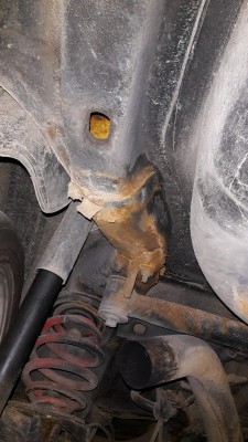 Klick um die Datei 2018-07-31 08-46 Rost im Heck 2.jpg in voller Größe zu öffnen