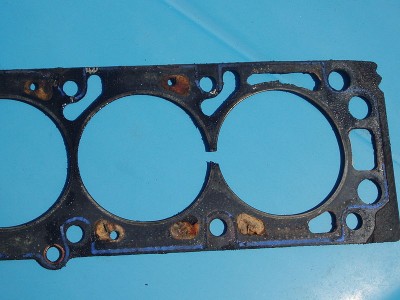 Klick um die Datei 800px-Damaged_head_gasket.jpg in voller Größe zu öffnen
