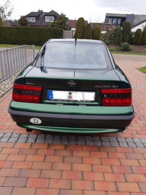 Klick um die Datei Calibra 2.0i 16V grün Heckansicht.jpg in voller Größe zu öffnen