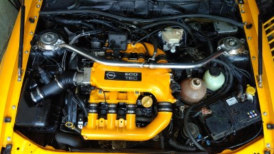 Klick um die Datei motorraum.faced.jpg in voller Größe zu öffnen