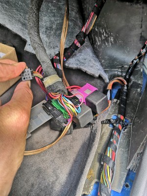Klick um die Datei Stecker Calibra Motorsteuergerät.jpg in voller Größe zu öffnen