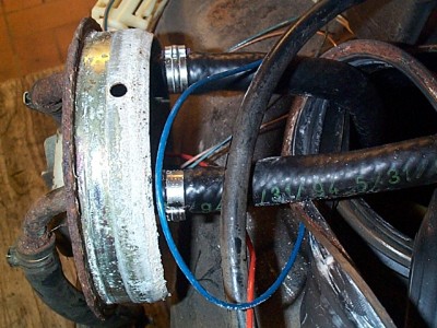 Klick um die Datei tankdeckel-schlauchanschluesse-innen.JPG in voller Größe zu öffnen
